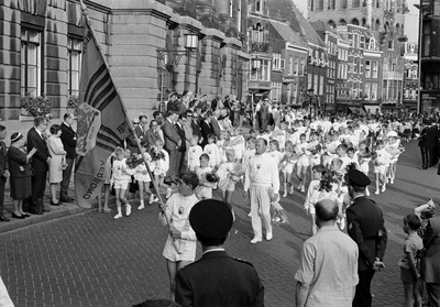 127478 Afbeelding van het defilé van de deelnemers aan de Avondvierdaagse langs het bordes van het Stadhuis ...